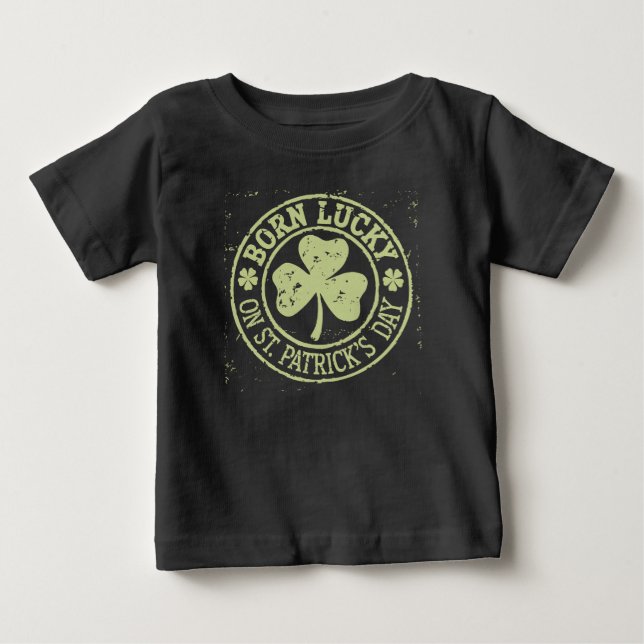 Född Lucky på St Patrick's Day irländska födelseda T Shirt (Framsida)