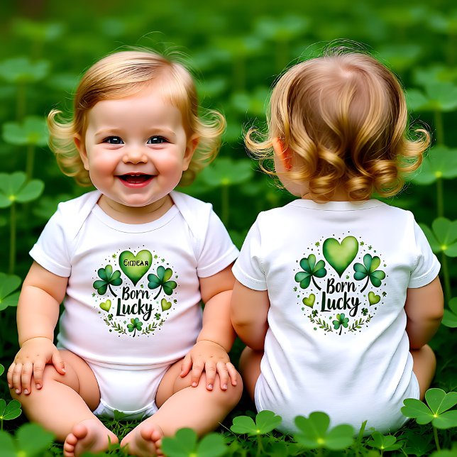 Född Lycklig för Klöver-Täckta Sötnheter T Shirt (Born Lucky for Clover-Covered Cuties Baby Bodysuit)