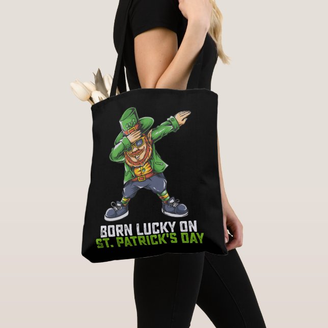 Född Lycklig På St Patricks Dag Dabbing Födelsedag Tygkasse (Närbild)