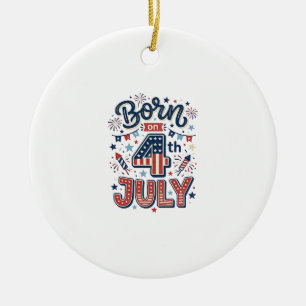 Född på 4 juli Patriotisk barnt-shirt design_1 Julgransprydnad Keramik