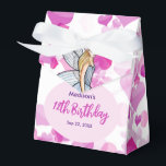 Född på födelsedagen Feprinsessa Rosa Hjärtan Mode Presentaskar<br><div class="desc">Designad utifrån min modeillustration av en vacker blond dam som bär en fantastisk klassisk elegant vit grå blombladskjol. Designen har anpassningsbar text i mitten och rosa hjärtbubblor i bakgrunden. Perfekt present för modeälskare! Anpassningsbar med din egen text för en personlig design.</div>