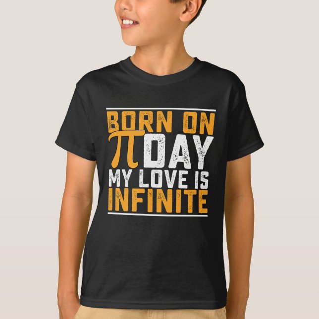 Född på Pi-dagen Min kärlek är oändlig matte kul T Shirt (Framsida)