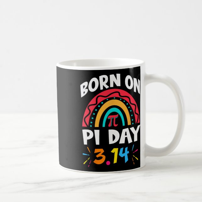Född på Pi Day Birthday 2025 Regnbåge Pi Day Math  Kaffemugg (Höger)