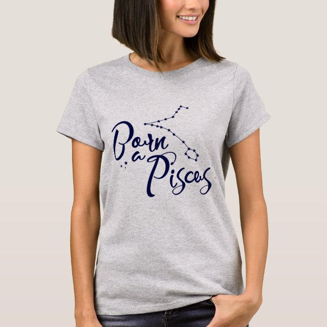 "Född typografisk dräkt för Pisces" Zodiac T Shirt (Framsida)