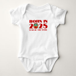 FÖDD UNDER SNAKÅRET 2025 T SHIRT