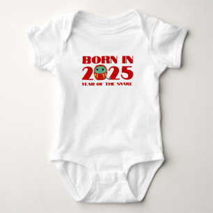 FÖDD UNDER SNAKÅRET 2025 T SHIRT