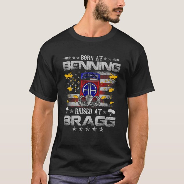 Född vid Ft Benning Raising Fort Bragg 82:a flygbu T Shirt (Framsida)