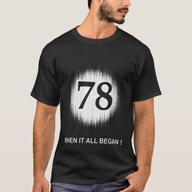 FÖDELSE DATERAR VIT 78 TEE SHIRT (Framsida)
