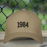 Födelseår Pappa broderade hatt, Flexfit Brown Cap Broderad Keps<br><div class="desc">Detta enkla födelselår 1984 Pappa, minimalistiskt broderat, Flexfit Brown Wool Cap, är perfekt för trendig och sportiskt pappa. 🦋: texten på baksidan. 🦋 Du kan enkelt anpassa produkten genom att lägga till ditt eget år och text ("pappa", "far"... ) för att göra den helt unik. Du kan också ändra teckensnittet...</div>