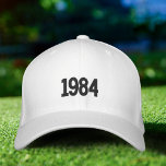 Födelseår Pappa Embroiderad hatt, Flexfit White Ca Broderad Keps<br><div class="desc">Detta enkla födelselår 1984 Pappa, minimalistiskt broderat, Flexfit White Cap, är perfekt för trendig och sportig pappa. 🦋: texten på baksidan. 🦋 Du kan enkelt anpassa produkten genom att lägga till ditt eget år och text ("pappa", "far", "Mike"..) för att göra den helt unik. Du kan också ändra teckensnittet genom...</div>