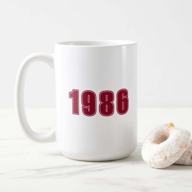Födelsedag, anpassningsbar-trendig-typografi kaffemugg (Med munk)