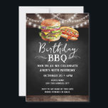 Födelsedag BBQ 40:e födelsedagsinbjudan Inbjudningar<br><div class="desc">BK-inbjudningar på födelsedagen. Enkel att anpassa. All text är justerbar och lätt att ändra för dina egna behov i party. String ljus rustik bakgrund inslag. Roligt Chalkboard snurrar och blommar. Bilder av vattenfärghamburger och hotdog-bilder. Inbjudan till honom. Pub eller bakgårdens BQ-födelsedagsdesign. Ändra bara texten i alla åldrar.</div>