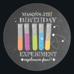 Födelsedag Experiment Science Birthday Runt Klistermärke<br><div class="desc">Vetenskaplig Födelsedagsfest | Födelsemodell - Sätt på labbet jacka och få redo för explosiv roligt! Det är perfektens dekorativa beröring för din vetenskap party. Vi behöver inte testa eller experimentera med har som du har täckt. Det här klistermärket är en del av vår vetenskapliga födelsedagsfest. Glöm inte att checka ut...</div>