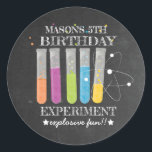 Födelsedag Experiment Science Birthday Runt Klistermärke<br><div class="desc">Vetenskaplig Födelsedagsfest | Födelsemodell - Sätt på labbet jacka och få redo för explosiv roligt! Det är perfektens dekorativa beröring för din vetenskap party. Vi behöver inte testa eller experimentera med har som du har täckt. Det här klistermärket är en del av vår vetenskapliga födelsedagsfest. Glöm inte att checka ut...</div>