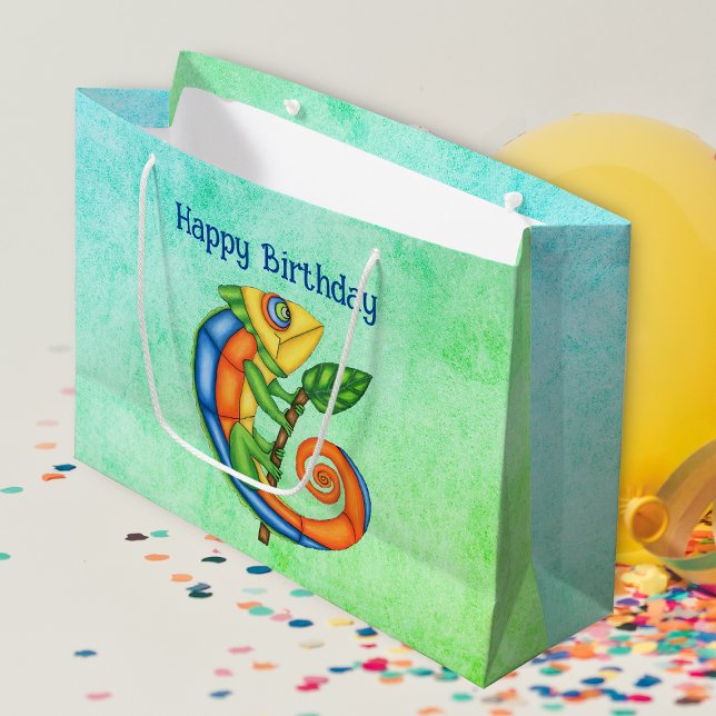 Födelsedag Fantasy Smilde Colorful Lizard Löv (Happy Birthday cute lizard holding stick with leaf on green and blue gift bag.)
