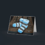 Födelsedag för pappa kort<br><div class="desc">Pojke ligger på bruna mans skor för Pappa födelsedag från baby son.</div>