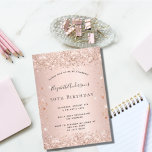 Födelsedag glitter ro guld metall gnistra inbjudningar<br><div class="desc">För en elegant 50:e (eller någon ålder) födelsedagsfest. En ro-guld tittar metallisk bakgrund. Dekorerad med ro guld faux glitter. Anpassa och lägg till information om namn och party. Namn är skrivet med ett handskript i stil</div>