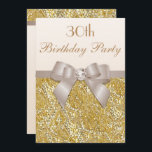 Födelsedag Guld Glitter Diamond Bow Inbjudningar<br><div class="desc">Elegant, personlig anpassningsbar i guld och grädde i alla åldrar för kvinnor och flickor med glamorös faux glitter, sofistikerade glanskbläck och rosett band och söt digitala bilddiamanter som halkar efter juveler på krämbakgrund. OBSERVERA: Det här är platt tryckt bilder - inga riktiga knärör, diamanter eller sekvenser. Dessa klassrika, glamorösa inbjudan...</div>