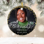 Födelsedag guld glitter-miniatyrbild namn julgransprydnad keramik<br><div class="desc">Anpassa och lägg till ett foto,  en ålder,  ett namn och ett datum. Vit text. Med svart övertäckning och faux guld-gnistor,  konetti.</div>