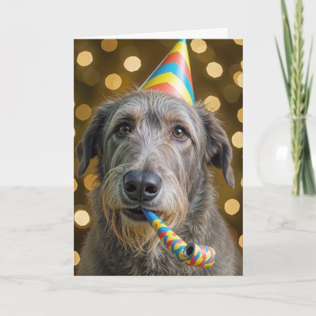 Födelsedag irländsk wolfhound med födelsedagsmössa kort (Framsida)