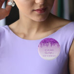 Födelsedag lila glitter droppar namn knapp<br><div class="desc">För 21:a (eller någon ålder) födelsedagsfest. En lila övertoningsbakgrund som dekoreras med faux glitter drops,  färgdroppstift. Den lila bakgrunden färg är ojämn. Anpassa och lägg till datum,  namn och ålder 21. Namn är skrivet med ett handskript i stil. Perfekt som party favors eller Spara datumpåminnelse för dina gäster.</div>