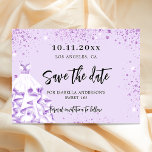 Födelsedag med violett klänning party spara datume spara datumet<br><div class="desc">A Spara datumkortet för en Sweet 16,  16th (eller någon ålder) födelsedagsfest. En violett,  lavender-färgad,  dekorerad med violett faux glitter,  gnistor. Anpassa och lägg till datum och namn/ålder. Texten: Spara datumet skrivs med ett stort trendig-handskript i stil.</div>