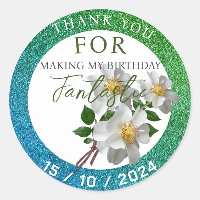 Födelsedag med vit blomma runt klistermärke (Framsida)