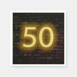 Födelsedag Neon 50 - skylt på brickmuren Pappersservett