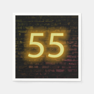 Födelsedag Neon 55 - skylt på brickmuren Pappersservett
