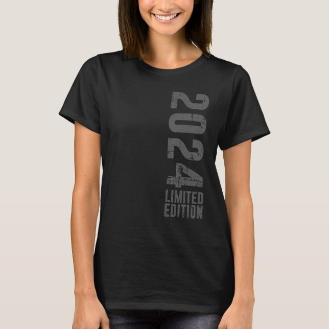 Födelsedag och vintage, född 2024 t shirt (Framsida)