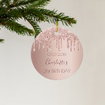 Födelsedag ro guld glitter droppar rosa 21 chic julgransprydnad keramik<br><div class="desc">Ett prydnadsföremål för en girig och glamorös 21:a födelsedag (eller någon ålder). Ett faux ro guld-bakgrund med en elegant faux ro guld glitter drops, målardroppstift. Texten: namn är skrivet i mörk ro guld med ett modernt handskript i stil. Tempera för ett datum och ålder 21 år. Perfekt som party dekoration,...</div>