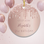 Födelsedag ro rosa  guld julgransprydnad keramik<br><div class="desc">En dekoration för en girig och glamorös 21-årsdag som en gåva från hennes vänner eller föräldrar. Ro guld, rosa övertoningsbakgrund med droppar, färgdroppstift. På framsidan: Anpassa och lägg till datum, namn och ålder. Namn är skrivet i mörk ro guld med ett modernt handskript i stil. Bakåt: texten "grattis på födelsedagen"...</div>