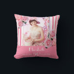 Födelsedag rosa, vit rand-foto blommigt namn kudde<br><div class="desc">En gåva till en kvinna på 50 år. Klassisk smal rosa och vitt lodrät rand som bakgrund. Med giftiga och feminina blommor,  rosa ros och peonier som dekoration. En ram på framsidan med mallar för 50 års ålder,  namn och data. Mall för ditt eget lodrät-foto.</div>