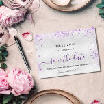 Födelsedag silver lila glitter spara datumet<br><div class="desc">Ett giftigt och trendig Spara datumkortet för en 40:e (eller någon annan ålder) födelsedagsfest. En modern faux-metallisk tittar i silver som dekoreras med lila faux glitter stoft. Anpassa och lägg till datum och namn/ålder 40. Black and lila färgad brev. Texten: Spara datumet skrivs med ett stort trendig-handskript i stil.</div>