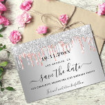 Födelsedag silver ro guld glitter vid spara datumet<br><div class="desc">Ett giftigt och trendig Spara datumkortet för en 21:a (eller någon annan ålder) födelsedagsfest. En faux silver tittar bakgrund som dekoreras med ro guld och faux silver glitter,  färgdroppstift. Anpassa och lägg till datum och namn/ålder. Texten: Spara datumet skrivs med ett stort trendig-handskript i stil.</div>