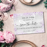 Födelsedag silver violett fjäril, spara datumet meddelande vykort<br><div class="desc">Ett giftigt och trendig Spara datumkortet för en 40:e (eller någon annan ålder) födelsedagsfest. En modern faux silver tittar bakgrund som dekoreras med violett,  lavender färgad faux glitter-gnistor. Anpassa och lägg till datum och namn/ålder 40. Texten: Spara datumet skrivs med ett stort trendig-handskript i stil.</div>