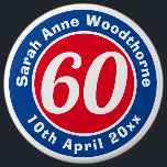 Födelsedag till minne av Namn, ålder och datum Knapp<br><div class="desc">Minneshögtid med ett märke som dekoreras med mottagarens namn,  deras ålder och födelsedatum.</div>