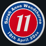 Födelsedag till minne av Namn, ålder och datum Knapp<br><div class="desc">Minneshögtid med ett märke som dekoreras med mottagarens namn,  deras ålder och födelsedatum.</div>