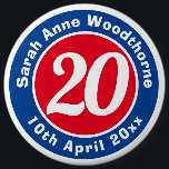 Födelsedag till minne av Namn, ålder och datum Knapp<br><div class="desc">Minneshögtid med ett märke som dekoreras med mottagarens namn,  deras ålder och födelsedatum.</div>