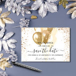 Födelsedag vita guld-ballonger spara datumet<br><div class="desc">En chic vit bakgrund dekorerad med faux guld glitter och ballonger. Anpassa och lägg till datum och namn/ålder. Texten: Spara datumet skrivs med ett stort trendig-handskript i stil.</div>