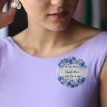 Födelsedagen silver blåa blommor knapp<br><div class="desc">En faux silver tittar bakgrund som dekorerats med faux glitter,  sparkles och blåa blommor. Anpassa och ditt namn och party-datum.</div>