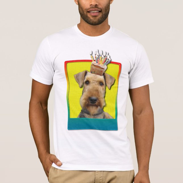 Födelsedagmuffin - Airedale Tee Shirt (Framsida)
