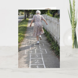 Födelsedags gammal dam som spelar hoppbakke spel kort