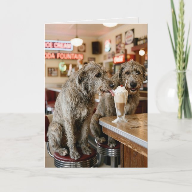Födelsedags Irish Wolfhounds njuter en milkshake Kort (Framsida)