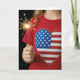 Födelsedags Patriotisk Flicka som Håller en Glödan Kort