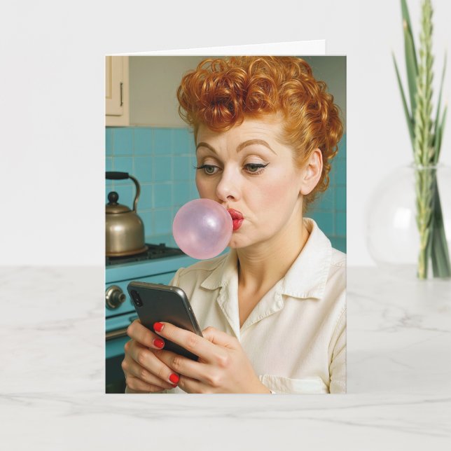 Födelsedags Retro Kvinna som textar på en mobiltel Kort (Framsida)