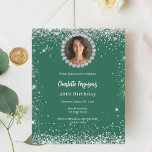 Födelsedags smaragdgrön diamant fotofödelsedagsinb<br><div class="desc">För en elegant 40-års (eller vilken ålder som helst) födelsedagsfest. En smaragdgrön bakgrund. Dekorerad med falskt silverkonfetti. Personalisera och lägg till ett namn och festdetaljer. Lägg till ditt foto i den falska diamantramen. Namnet skrivs med en handskriven stilsnack. 

1 ark = 1 inbjudan tryckt kant till kant.</div>