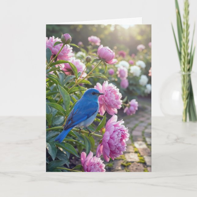 Födelsedagsblåfågel på en rosa peonia kort (Framsida)