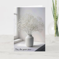 Födelsedagsbukett med baby's breath i vit kanna