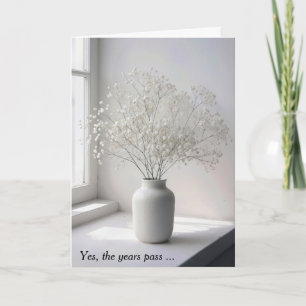 Födelsedagsbukett med baby's breath i vit kanna kort